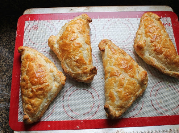 1. Этап. Пирожки с сюрпризом: 10. Запекайте пирожки с сюрпризом в виде пикантной начинки до румяной корочки (минут 20-25). Приятного аппетита!