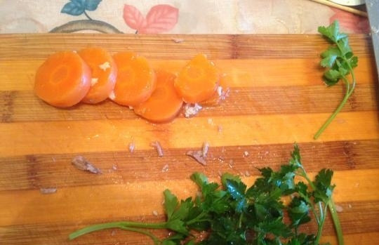 1. Этап. Язык заливной свиной: В форму, в которой будем готовить заливное, налейте немного бульона с желатином, отправьте форму в холодильник минут 20, чтобы основа заливного застыла. Тем временем языки и морковку порежьте кусочками желаемой формы и размера. Петрушку промойте и мелко порубите.