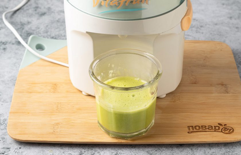 1. Этап. Фреш из сельдерея: Выжмите с помощью соковыжималки сок из сельдерея и яблок.