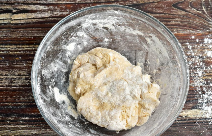 1. Этап. Печенье Студенческое: Замесите тесто.