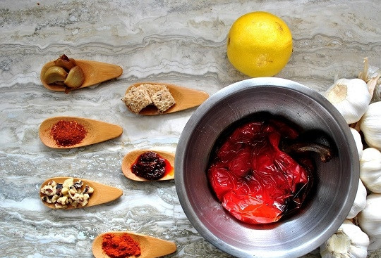 1. Этап. Махаммара: 3. Вот такой готовый набор ингредиентов вам потребуется, чтобы повторить этот рецепт. Подготовьте все специи. Сок граната нужно выжать и затем уварить его до загустения.