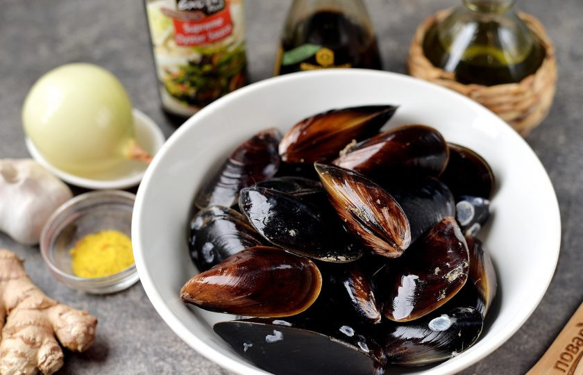 1. Этап. Мидии в устричном соусе: Подготовьте все ингредиенты. Лук и чеснок почистите, помойте. Мидии также промойте, проверьте, чтобы все ракушки были плотно закрыты, все открытые выбросьте.