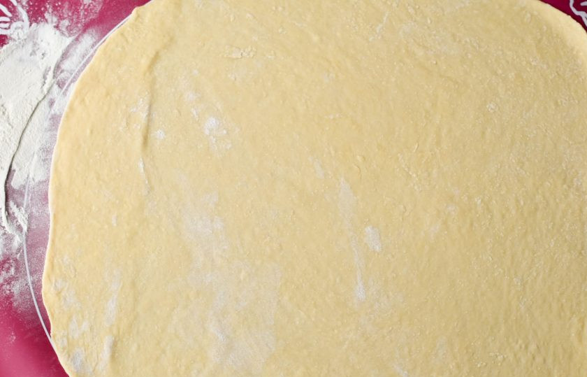 1. Этап. Чак-чак, который тает во рту: Переложите готовое тесто на силиконовый коврик и раскатайте его в тонкий пласт.