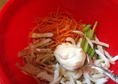 1. Этап. Глухариное гнездо: Смешиваем нарезанные мясо, огурец, морковь по-корейски, белок с майонезом. Добавим соль и перец по вкусу.