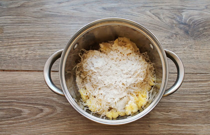 1. Этап. Картофельные зразы без начинки: Добавьте просеянную муку и перемешайте до однородного, мягкого теста.