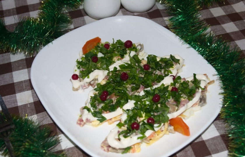 1. Этап. Салат Елочка: Измельчите зелень. Края елки обведите тонкой струйкой сметаны или майонеза, а центр заполните измельченной зеленью. Украсьте по желанию.