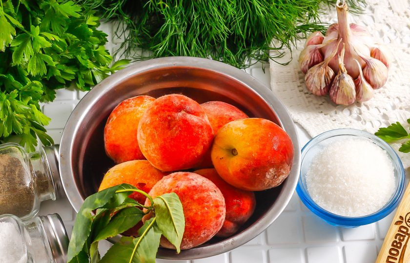 1. Этап. Соус из персиков к мясу: Подготовьте указанные ингредиенты. Персики выбирайте с мясистой мякотью, чтобы в них легко отделялась косточка.