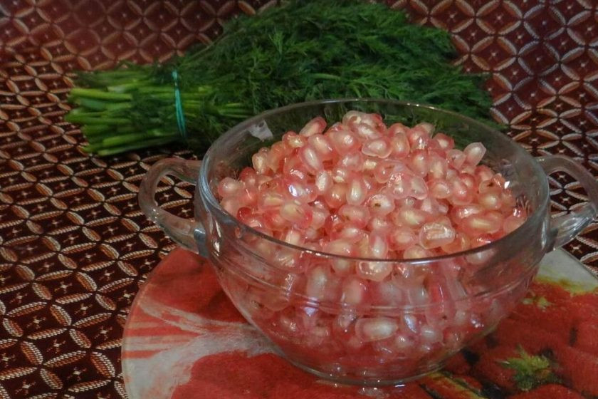 1. Этап. Салат Гранатовый браслет: 3. Если не любите кислоту, то возьмите турецкий гранат - у него розовые зерна и он очень сладкий. С куриным филе - идеальное сочетание.