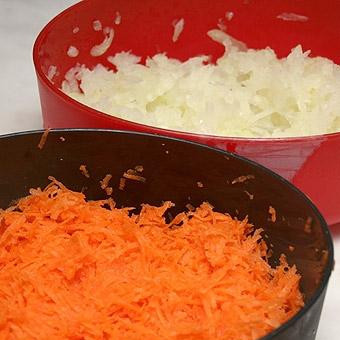 1. Этап. Вареники с капустой: Лук и морковь натереть на мелкой терке.