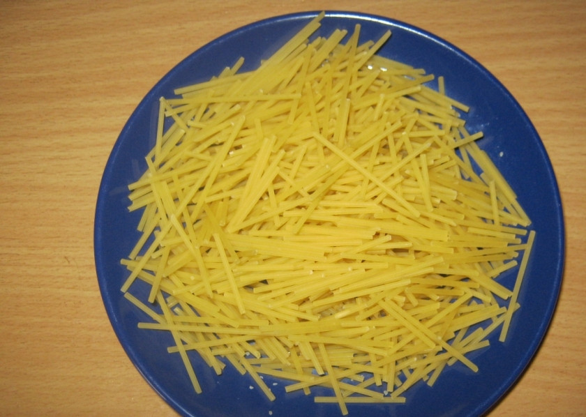 1. Этап. Вермишелевый суп без мяса: Ломаем спагетти.