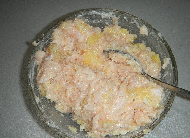 1. Этап. Картофель, запеченный с фаршем: В фарш добавьте мякоть картошки и перемешайте. По желанию можете еще посолить.