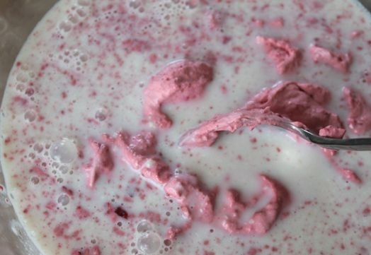 1. Этап. Десерт на ужин: В остывшую молочно-желатиновую смесь добавляем смесь из ягод и сливок.