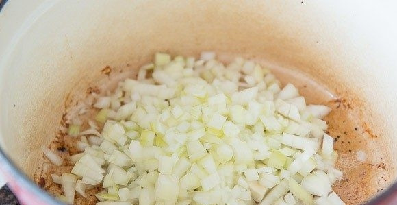 1. Этап. Похлёбка с моллюсками: 4. К бекону добавьте мелко нашинкованный лук.