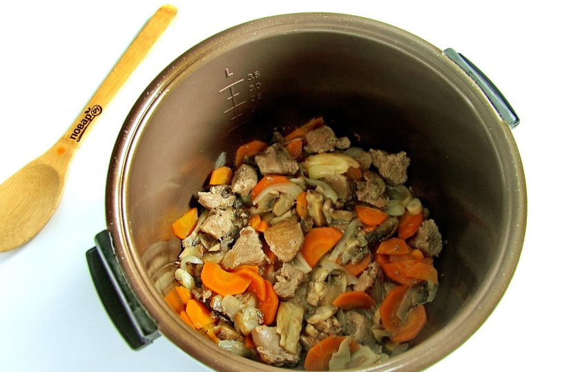 1. Этап. Индейка с грибами в мультиварке: Спустя 15 минут откройте мультиварку и все перемешайте.