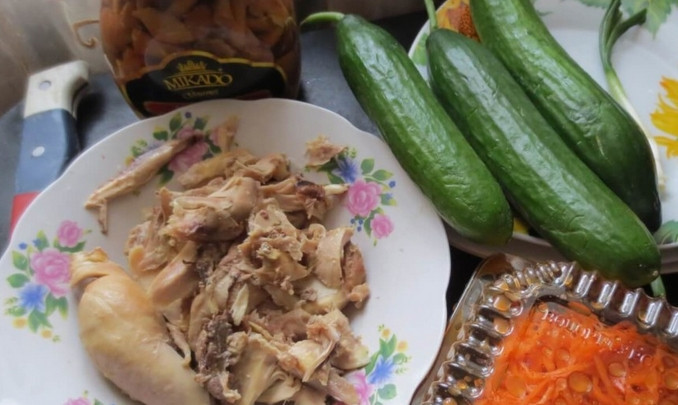 1. Этап. Салат из курицы с корейской морковью: Предварительно подготовьте необходимые ингредиенты. Куриное мясо отварите до готовности.
