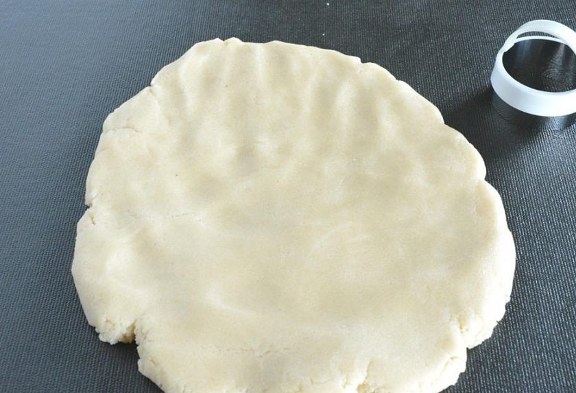 1. Этап. Индийское песочное печенье Нанхатаи: 5. По истечению 45 минут достаньте тесто и раскатайте в толстый круг.