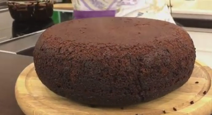 1. Этап. Очень простой шоколадный торт на раз, два, три: 7. Когда достанете кекс из мультиварки, пусть постоит еще минут 15 в форме. Затем аккуратно выньте его и подождите, пока остынет. Если выпекали в духовке, то края кекса могут быть твердоватыми. Заверните его в пленку и оставьте на 2-3 часа.