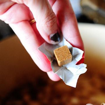 1. Этап. Тушеная говядина с пивом и паприкой: Добавьте кубики говяжьего бульона (можно использовать и готовый говяжий бульон, если есть под рукой).