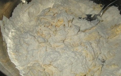 1. Этап. Пирог с творогом и грушей: Взбить его с сахаром. По одному добавить в тесто яйца, коньяк, затем орехи, муку и разрыхлитель. Замесить мягкое, но плотное и не липкое тесто.