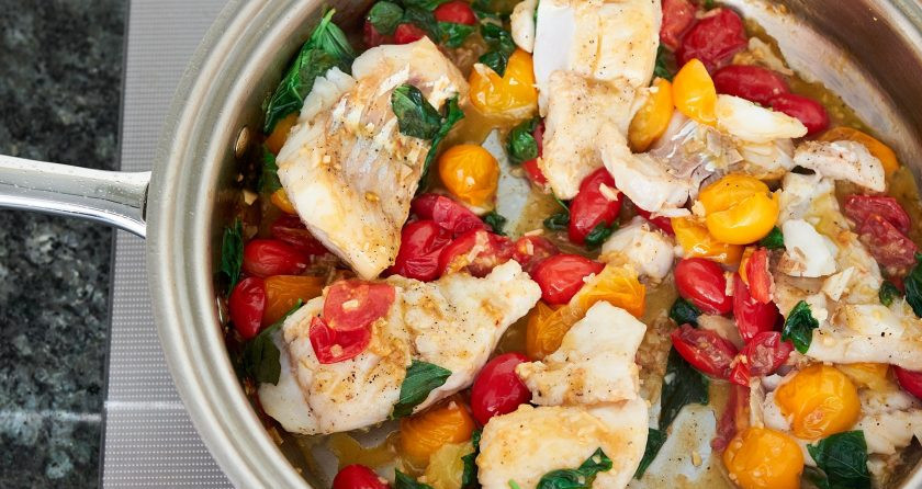 1. Этап. Треска, обжаренная на сковороде с черри: 6. Томите все несколько минут, затем выключите огонь и добавьте немного лимонной цедры или лимонного сока.