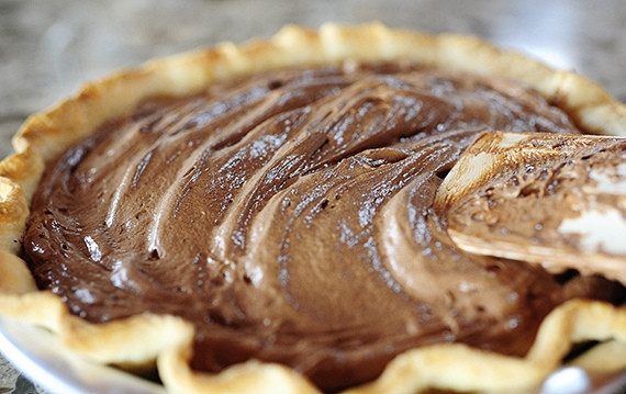 1. Этап. Французский шелковый пирог: 4. Залейте корж шоколадной смесью.