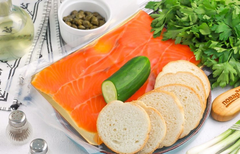 1. Этап. Брускетты в аэрогриле: Подготовьте указанные продукты. Промойте свежую зелень, багет нарежьте ломтиками, если приобрели не нарезанным.