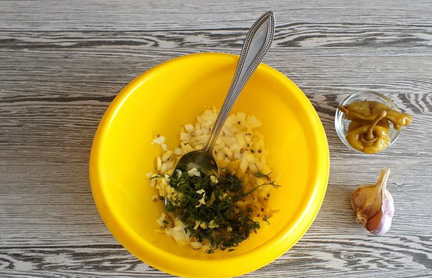 1. Этап. Мексиканские бутерброды: Нарежьте мелко острый маринованный перец. Добавьте в чашу с луком. Также добавьте вторую часть нарезанного чеснока и измельченную зелень.