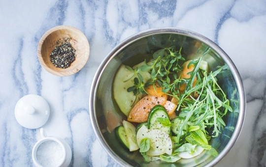 1. Этап. Капрезе с дыней и огурцом: 2. В глубокой мисочке соедините с зеленью. Добавьте по вкусу соль и перец, сбрызните уксусом и маслом. Перемешайте аккуратно.