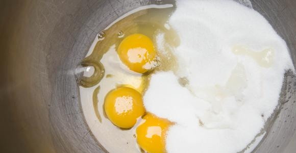 1. Этап. Быстрая яблочная шарлотка: Яйца вбейте в глубокую посуду и всыпьте сахар.