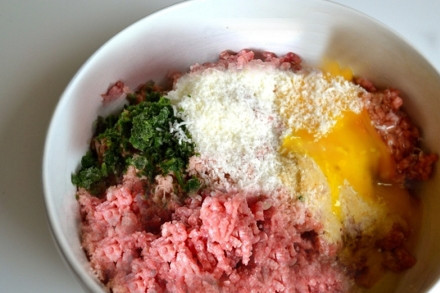 1. Этап. Тефтельки из говяжьего фарша с сыром в томатном соусе: Затем добавляем мелко порубленную петрушку, яйца и соль с перцем, хорошо вымешиваем фарш.