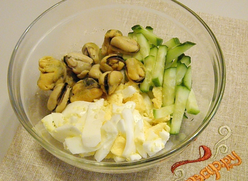 1. Этап. Салат к белому вину: Откройте баночку консервированных мидий, отцедите их от жидкости. Добавьте к огурцу и яйцам. Добавьте щепотку соли и лимонный сок.