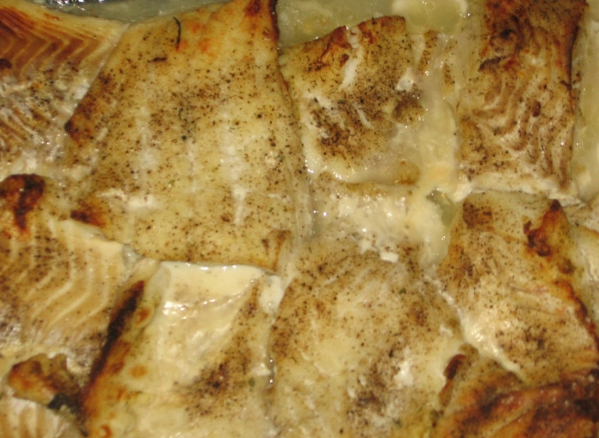 1. Этап. Рыба под белым соусом: 3. Выкладываем в форму для запекания и отправляем в разогретую духовку минут на 25. Тем временем займемся соусом.