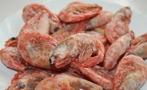 1. Этап. Солянка с креветками: 3. Креветки отварите в подсоленной воде, очистите и немного измельчите.