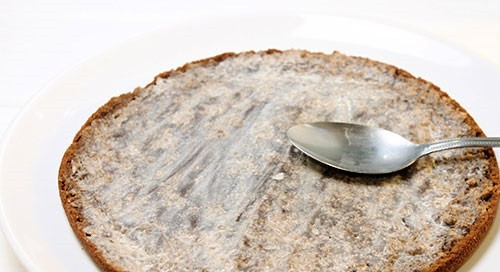 1. Этап. Торт Сникерс с безе: 14. Теперь можно собирать тортик. Корж немного пропитайте сливками.