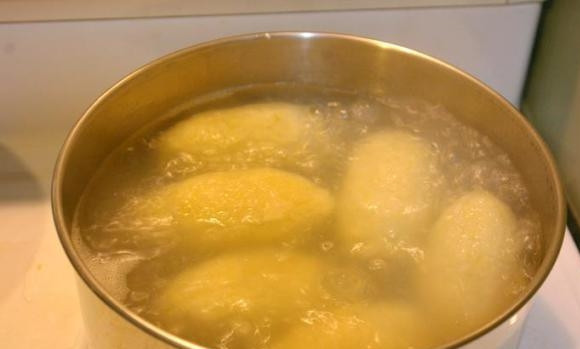 1. Этап. Цеппелины: Вскипятите воду. Опустите в неё изделия на 30 минут. Варите их 30 минут на медленном огне.