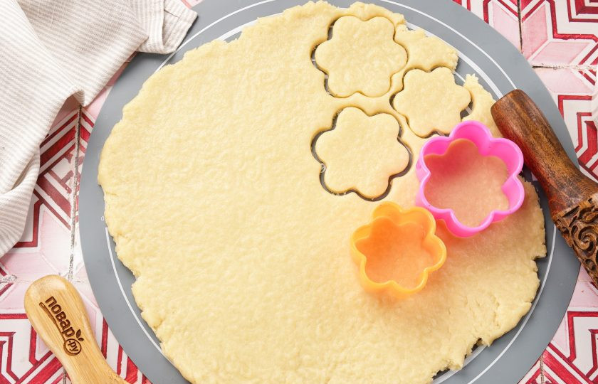 1. Этап. Печенье Детство: Затем раскатайте тесто в пласт, но не очень тонко, иначе печенье получится суховатым. Вырежьте печенье при помощи специальных форм или обычным стаканом.