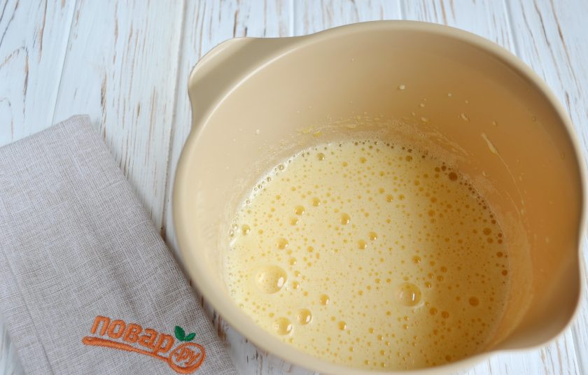 1. Этап. Вафли со шпинатом: 3. Когда масса станет пышной, добавьте сметану и еще раз перемешайте миксером или венчиком, как удобно, я все делаю миксером, лишь меняя скорость.