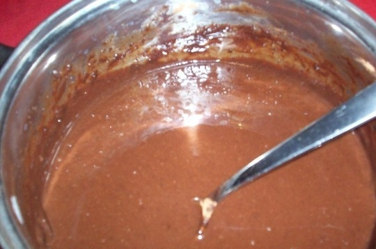 1. Этап. Конфеты из детской смеси Малютка: 2. На плите нагреваем молоко, добавляем в него какао. Доводим до кипения, после чего всыпаем смесь. Снова доводим до кипения.