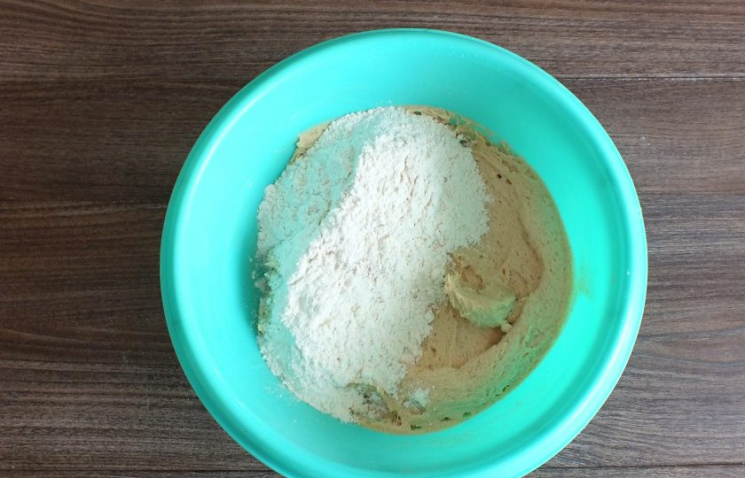 1. Этап. Спекулос: К полученной гладкой массе добавьте частями оставшуюся муку.