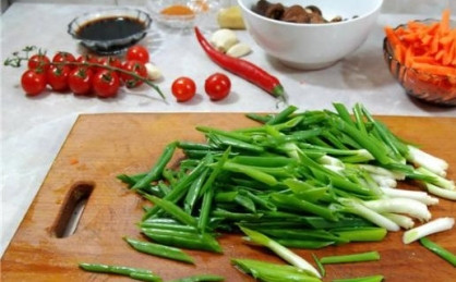 1. Этап. Суп с бараниной: Зеленый лук моем и тоже нарезаем косой соломкой.