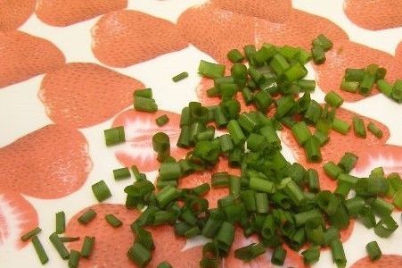 1. Этап. Нежный салат с кальмарами: 3. Очищенные от скорлупы вареные яйца подавите вилкой или натрите на крупной терке. Помойте зеленый лук. Промокните от лишней влаги. Нарежьте небольшими кусочками.