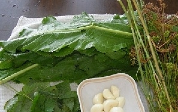 1. Этап. Консервированные огурцы с кетчупом: Помыть, порезать зелень, почистить чеснок.