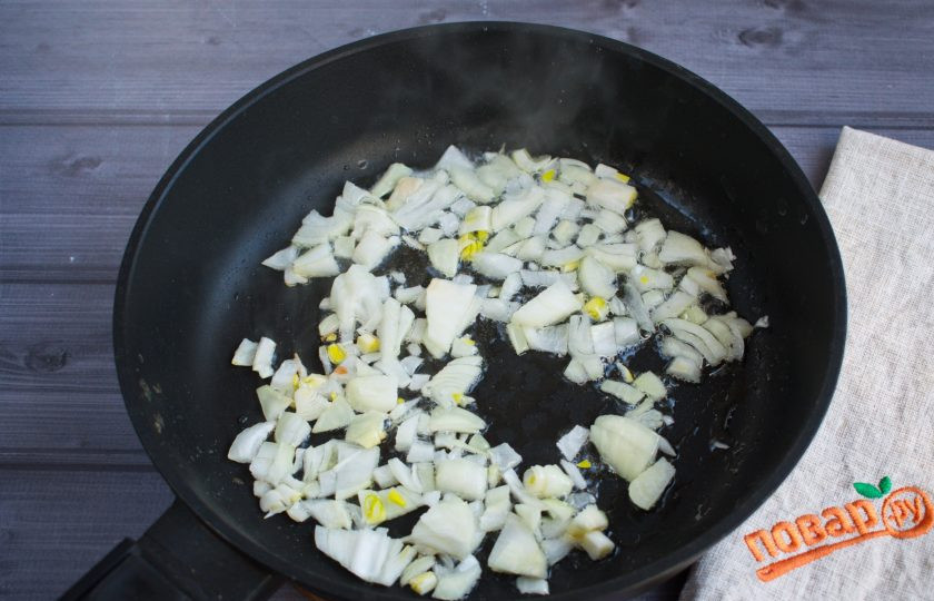 1. Этап. Гречка по-флотски: Пока отваривается крупа, приготовьте фарш. Мясо перекрутите на мясорубке, посолите и поперчите его по вкусу, перемешайте хорошо. На сковороде разогрейте масло, пассеруйте измельченный лук до прозрачности.