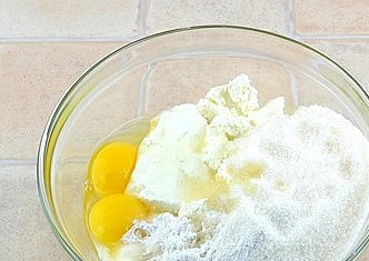 1. Этап. Творожный пирог с персиками: Смешаем творог с яйцами, сметаной, сахаром, ванилью, корицей, крахмалом. Выдавим сок половины лимона.