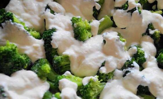 1. Этап. Запеканка из мяса и брокколи: В миске смешайте яйцо со сливками. Посолите смесь, залейте ею блюдо в форме. Затем сверху посыпьте тёртым сыром.