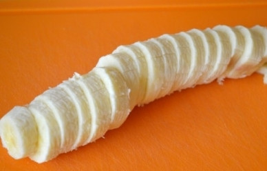 1. Этап. Творожно-банановый десерт: Очищаем банан, нарезаем его тонкими кружочками.