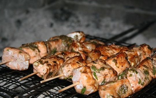 1. Этап. Красная рыба на гриле: 5. Запекать рыбку не очень долго и желательно почаще переворачивать. Рыба не должна высохнуть, а остаться внутри слегка розовой. Вот и весь секрет! Очень вкусно и оригинально, обязательно попробуйте повторить это блюдо дома.