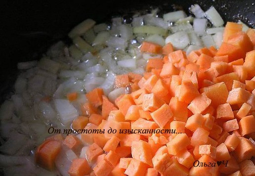 1. Этап. Курица с грибами и маслинами: На том же масле обжарьте лук и морковь.