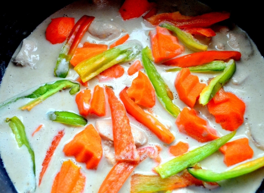 1. Этап. Карри по-тайски: Нарежьте болгарский перец тонкими полосками. Можете добавить их целиком, или разделив на две половины. Когда курица будет уже готова, выложите к ней мелко рубленный репчатый лук и болгарский перец.