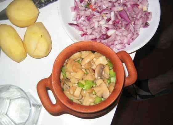 1. Этап. Запеканка Тбилисури в горшочках: Затем в горшочки последовательно отправляются помидоры, перец и грибы. Солим еще разок.